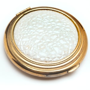 Vintage powder ladies compact MINT white pearlized textured top and gold round case make up powder compact 1950s