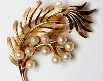 Vintage Crown Trifari Faux Pearl Brooch: Gold-tone Leaf  display picture 3