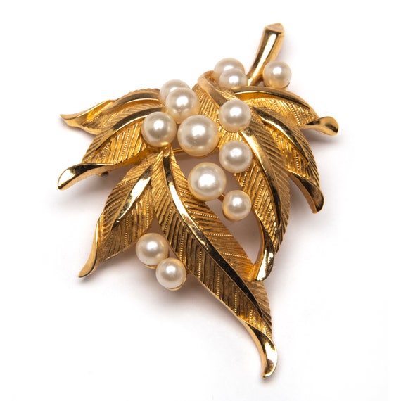 Vintage Crown Trifari signed pin brooch spray of p