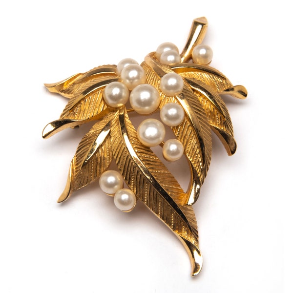 Vintage Crown Trifari signed pin brooch spray of pearls on brushed gold leaves brooch fashion pin