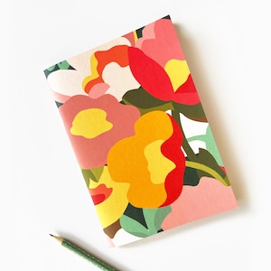 Peut inclure: Une couverture de carnet avec un motif floral coloré composé de fleurs roses, rouges, jaunes et vertes. Les fleurs sont stylisées et abstraites.