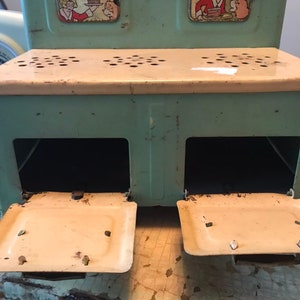 Lois Marx Little Orphan Annie electric, 3 burner stove.