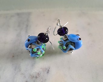 Grenouilles - Boucles d'oreilles en verre murano violet vert, boucles oreilles perles verre grenouilles violettes, boucles oreilles verre