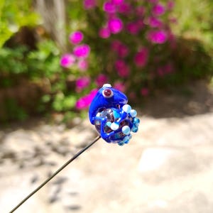 Glass frog on stem, blue Murano glass frog, glass frog garden decoration plants, glass frog to plant artisan