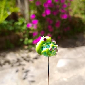 Glass frog on stem, green Murano glass frog, glass frog garden decoration plant, artisan glass frog to plant