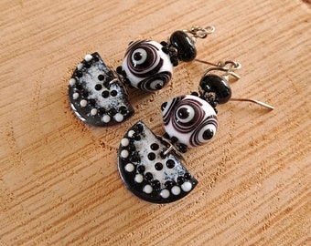 Cercles - Boucles d'oreilles en verre et émaux noir blanc, boucles oreilles verre murano émaux sur cuivre, création unique verre émaux