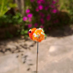 Glass frog on stem, orange Murano glass frog, glass frog garden decoration plant, glass frog to plant artisan