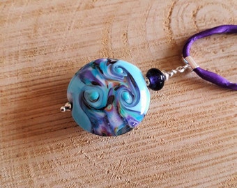 Pendentif en verre *imagination* bleu violet, collier verre murano multicolore, pendentif perles verre filé multicolore