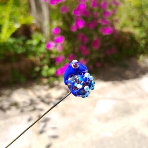 Glass frog on stem, blue Murano glass frog, glass frog garden decoration plants, glass frog to plant artisan