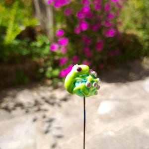 Glass frog on stem, green Murano glass frog, glass frog garden decoration plant, artisan glass frog to plant