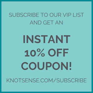 Puede incluir: Un fondo azul turquesa con texto blanco que dice "Suscr&iacute;bete a nuestra lista VIP y obt&eacute;n un cup&oacute;n de descuento instant&aacute;neo del 10 %!" y un enlace a knotsense.com/subscribe.