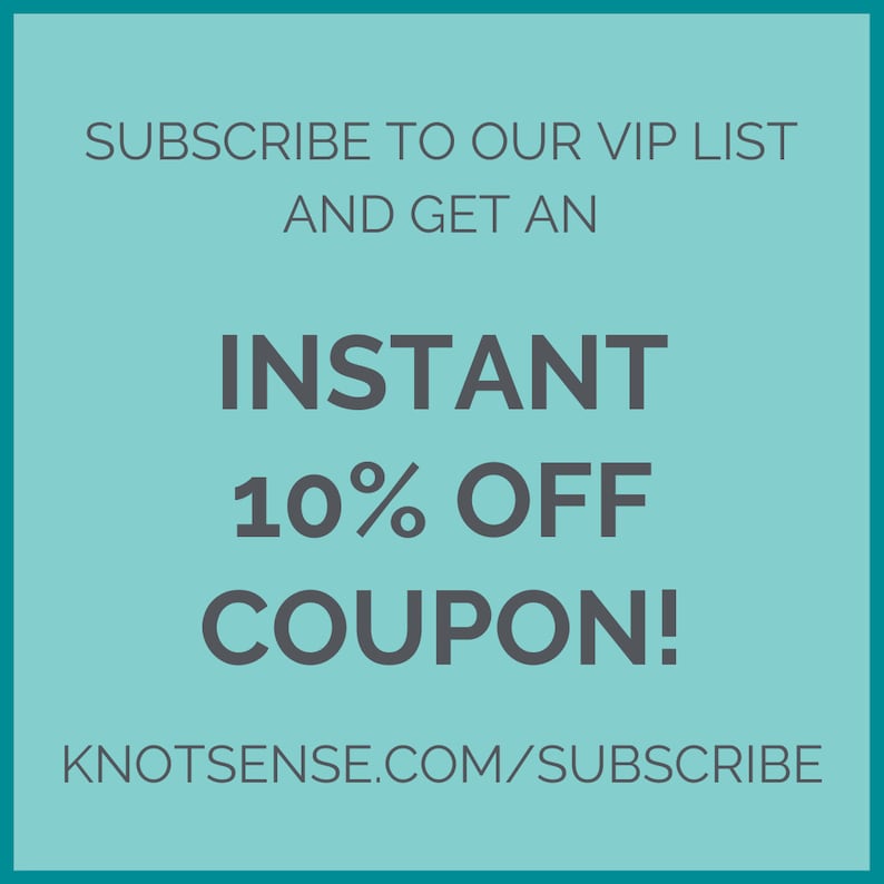 Puede incluir: Un fondo azul turquesa con texto blanco que dice "Suscr&iacute;bete a nuestra lista VIP y obt&eacute;n un cup&oacute;n de descuento instant&aacute;neo del 10 %!" y un enlace a knotsense.com/subscribe.
