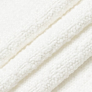 Può includere: Panno per la pulizia in microfibra bianco con una superficie testurizzata. Il panno è piegato in tre, mostrando la trama del tessuto.