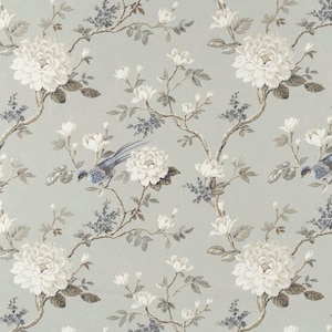 Peut inclure: Un tissu bleu clair avec un motif répétitif de fleurs blanches et d'oiseaux bleus. Les fleurs sont stylisées et ont une apparence délicate. Les oiseaux sont perchés sur des branches et ont de longues queues.