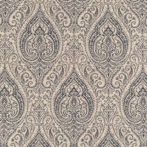 Può includere: Un motivo paisley senza cuciture in tonalità di blu e beige. Il motivo è intricato e dettagliato, con un motivo ripetitivo di disegni a forma di lacrima.