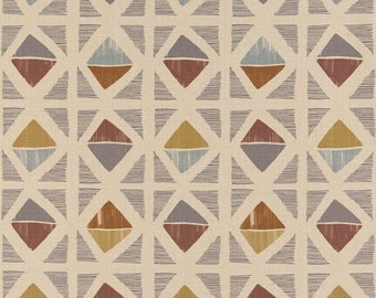 Peut inclure: Un tissu beige avec un motif géométrique répétitif de diamants qui se chevauchent dans des tons de brun, bleu et violet. Les diamants sont soulignés de fines lignes noires.
