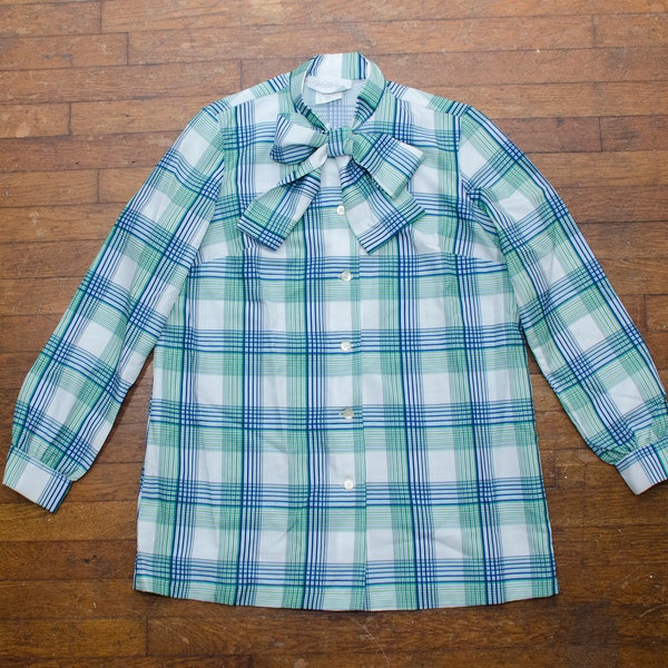 Plaid Bow Blouse Taille Grande 9/10 Femme vintage années 70 Tie Neck Shirt Saks Fifth Avenue Marque Blanc Vert Bleu Motif Secrétaire Streetwear