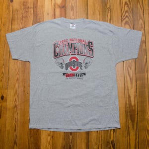 Koszulka Vintage Ohio State Rozmiar 2X Jerzees Brand 2002 National Champions College Football T-Shirt Szkarłatny i Szary XXL Odzież Sportowa Streetwear