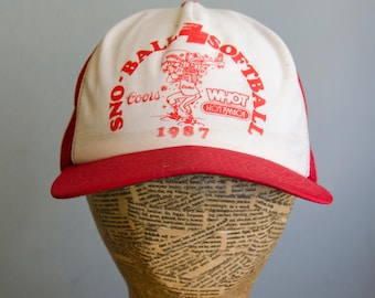Gorra de camionero vintage de los años 80, gorra de béisbol para adultos con cierre a presión, marca New Era, mediana y grande, fabricada en EE. UU., diseño de Sno-Ball Softball, ropa de calle desgastada con gráfico