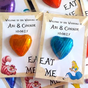 Cadeaux personnalisés en forme de coeur en chocolat sur le thème d'Alice au pays des merveilles.  Cadeaux d'invités de mariage. Cadeaux pour enterrement de vie de jeune fille.