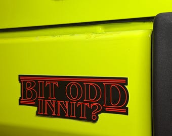 Sticker contour « Bit Odd Innit » inspiré de Stranger Things
