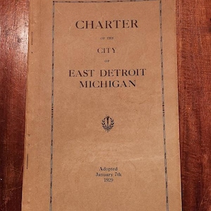 Carta de la Ciudad de East Detroit, Michigan, de 1929 (con enmiendas y anotaciones) / Documento gubernamental de época