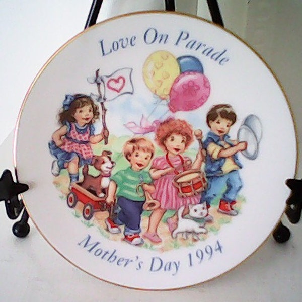 1994 MOTHERS DAY PLATE Avon " Love On Parade " Collectible