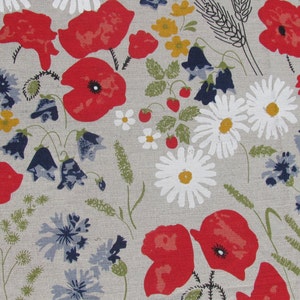 Könnte beinhalten: Ein beigefarbener Stoff mit einem Blumenmuster aus roten Mohnblumen, weißen Gänseblümchen, blauen Kornblumen und grünen Blättern.