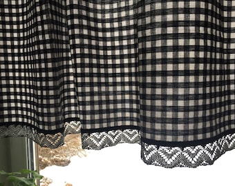 Handgemachter Küchenvorhang aus Baumwolle in Schwarz & Weiß. Individuelle Vorhänge