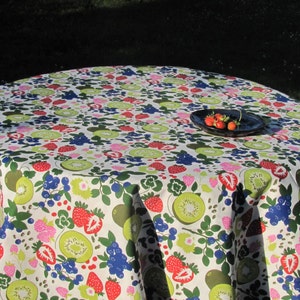 Round / Square / Oval Cotton tablecloth with Kiwifruits & Berries image 2