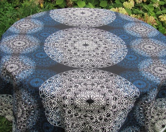 Könnte beinhalten: Eine runde schwarze Tischdecke mit einem weißen und blauen Mandala-Muster. Die Tischdecke hat ein kreisförmiges Design mit filigranen Details.