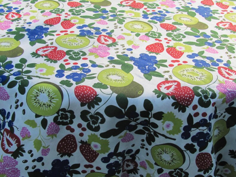 Round / Square / Oval Cotton tablecloth with Kiwifruits & Berries image 3