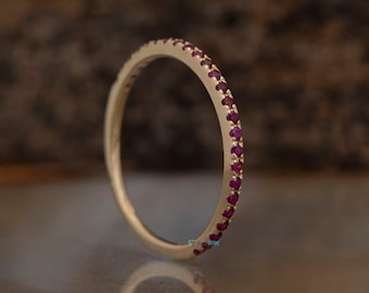 Anillo de rubí de 14k, banda de boda de rubí de oro sólido para mujeres, anillo de piedra preciosa minimalista, anillo de piedra de nacimiento de julio de media eternidad, anillo de rubí micro pavé