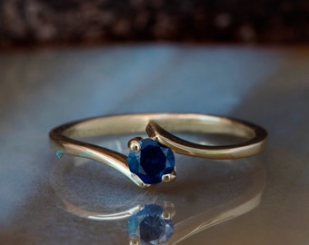 Sapphire solitaire ring-Sapphire promise ring dainty-Dainty Promise Ring-Curved sapphire ring-Blue sapphire ring-Branch engagement ring