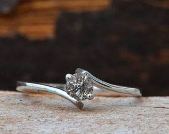 Delicado anillo de compromiso de diamantes de sal y pimienta con solitario de oro macizo de 14k/18k, anillo de propuesta alternativa, anillo de diamantes minimalista, aniversario