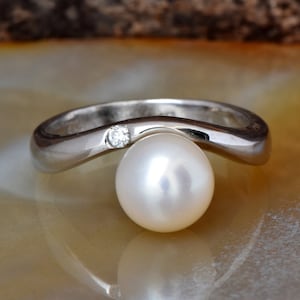 Gold Pearl Ring-Pearl ring-Yellow gold ring-Wedding -Art nouveau ring-Anniversary present-For her birthday-White Pearl Statement Ring