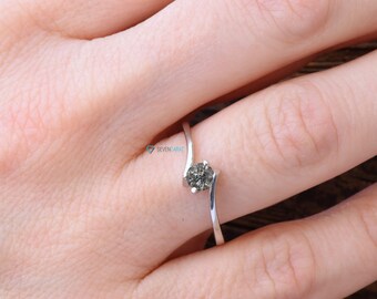 Anillo de compromiso minimalista de diamantes de sal y pimienta con solitario de oro macizo, anillo de diamantes gris delicado, anillo de compromiso alternativo, regalo de esposa