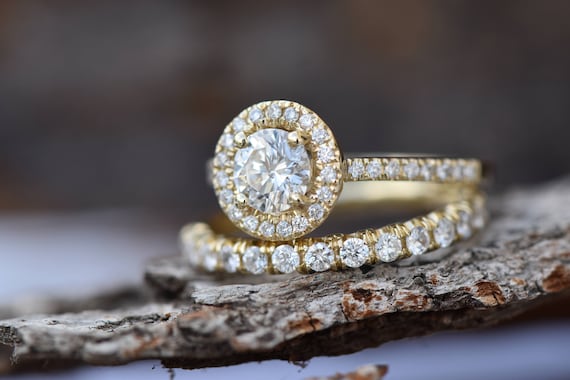 Halo diamond 2024 wedding band