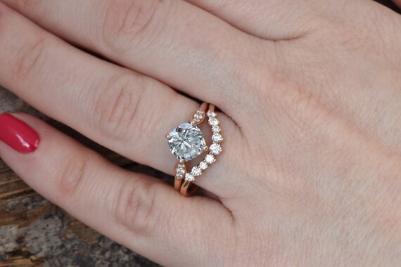 Curved wedding band for cushion cut sale