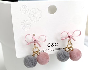 Boucles d'oreilles nœud rose avec boule rose gris et tige dorée