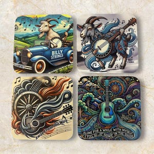 Op de afbeelding: Set van vier vierkante onderzetters met kleurrijke illustraties van een geit die banjo speelt, een gitaar en een wiel met muzieknoten. De onderzetters hebben de tekst "Billy Strings" en "Away From The Mire".