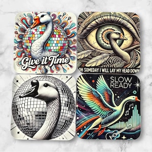 Puede incluir: Conjunto de cuatro posavasos cuadrados con ilustraciones coloridas de un ganso con una bola de discoteca, un ganso con un ojo, un ganso con una bola de discoteca y un ganso volando en el espacio con una guitarra y notas musicales. Los posavasos tienen el texto "Give it Time", "Oh someday I will lay my head down" y "Slow Ready".
