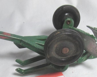 Arado de dos hileras John Deere de arrastre con ruedas de goma, sin piezas de plástico