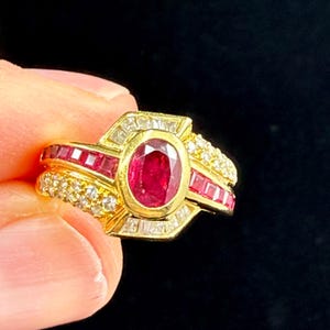Anillo de cóctel Cartier de oro amarillo de 18 k con rubí y diamantes, década de 1980