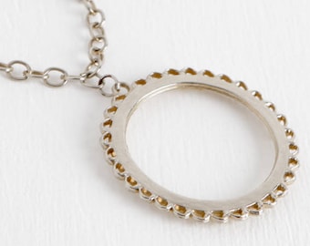 Vintage jaren 1970 Open cirkel hanger ketting met vouw Over Clasp, grote hanger ketting