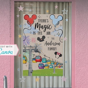 Pode incluir: Um cartaz retangular com um sistema de teleférico com cabines coloridas, fogos de artifício e ícones de orelhas de rato. O texto diz: There's Magic in the Air, The Anderson Family. O design inclui estrelas e está exibido numa moldura de janela.