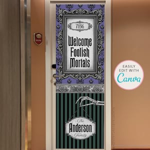 Puede incluir: Decoración de puerta con temática espeluznante. El diseño presenta un letrero enmarcado con el texto "Welcome Foolish Mortals" y "The Anderson Family". La combinación de colores incluye acentos negros, blancos y morados, con un fondo a rayas.
