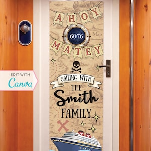 Puede incluir: Decoración de puerta con temática náutica. El diseño incluye un fondo de mapa, las palabras "AHOY MATEY", un barco y el texto "Sailing with the Smith Family". El número de puerta es 6076.