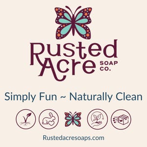 Puede incluir: Logotipo de Rusted Acre Soap Co. con un dise&ntilde;o de mariposa. El texto "Simply Fun ~ Naturally Clean" est&aacute; debajo del logotipo. Cinco iconos est&aacute;n debajo del texto: una planta, un conejo, una mariposa, una mano sosteniendo una planta y una caja con corazones.
