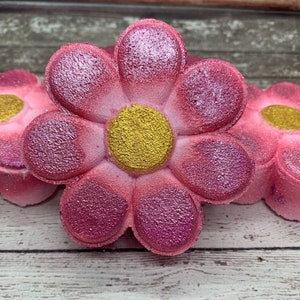 Daisy Bath Bomb | Bath Bomb | Bath Fizzy| Flower Bath Bomb | Daisy | Gifts for Her | Gifts for Mom | Mothers Day Gift | Pink Bath Bomb